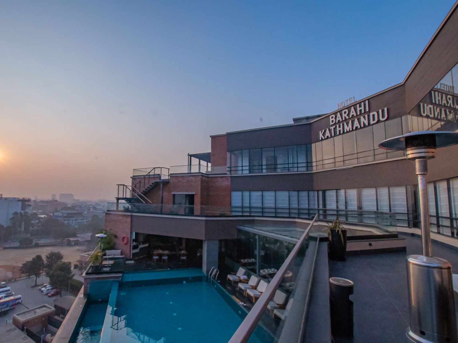 rondreis nepal, kathmandu, hotel barahi, zwembad overzicht