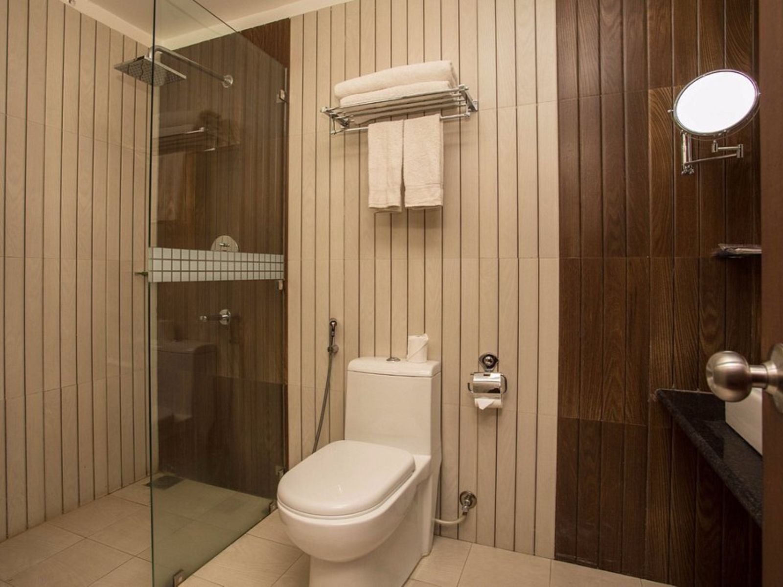 rondreis nepal, kathmandu, yatri suites and spa, badkamer met toilet