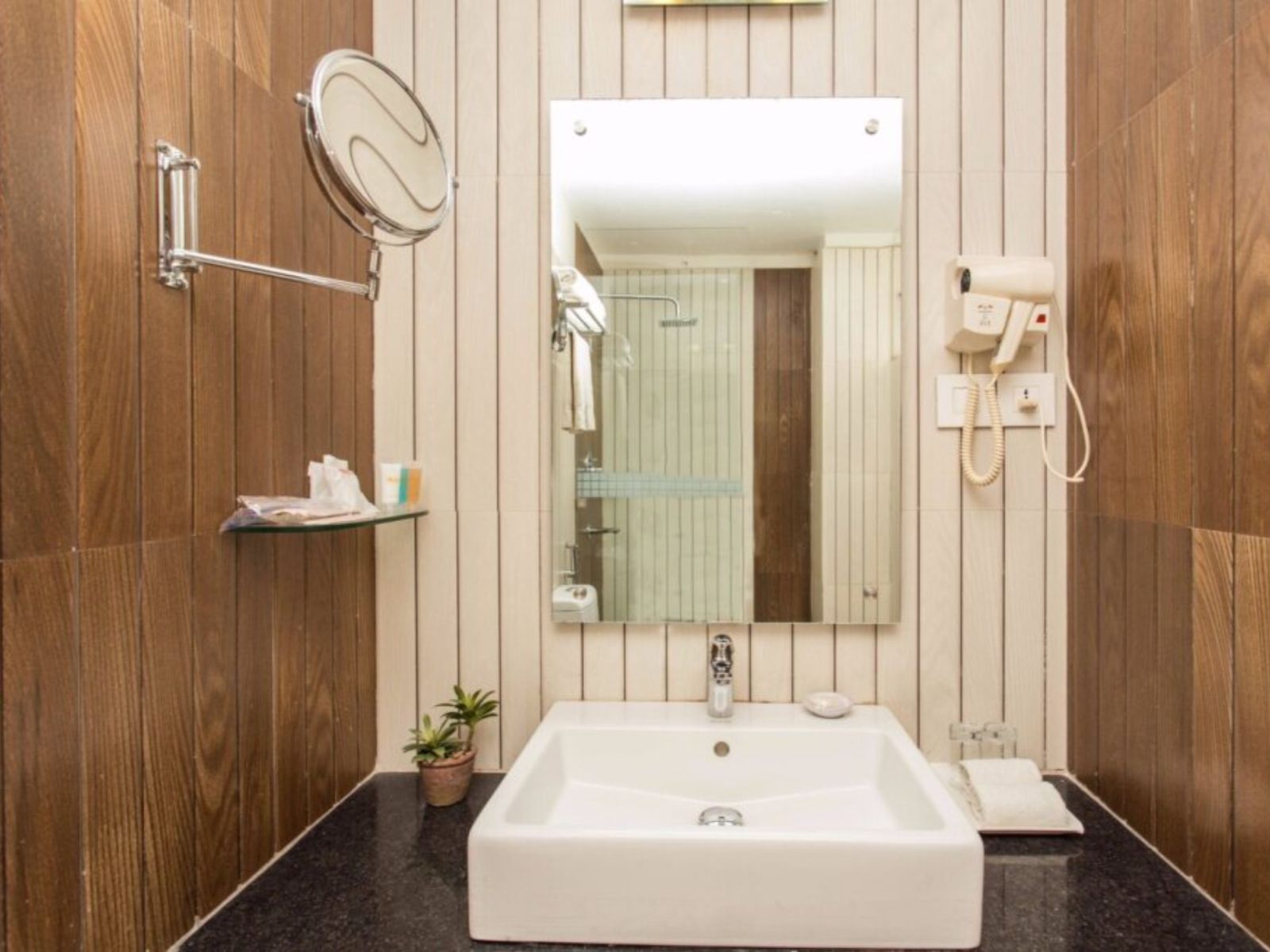 rondreis nepal, kathmandu, yatri suites and spa, badkamer