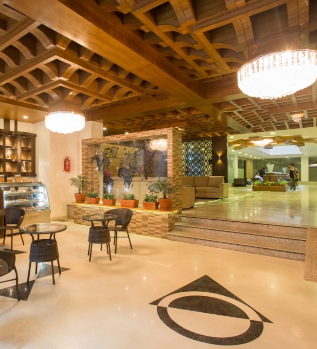 rondreis nepal, kathmandu, yatri suites and spa, lobby met koffiehoek