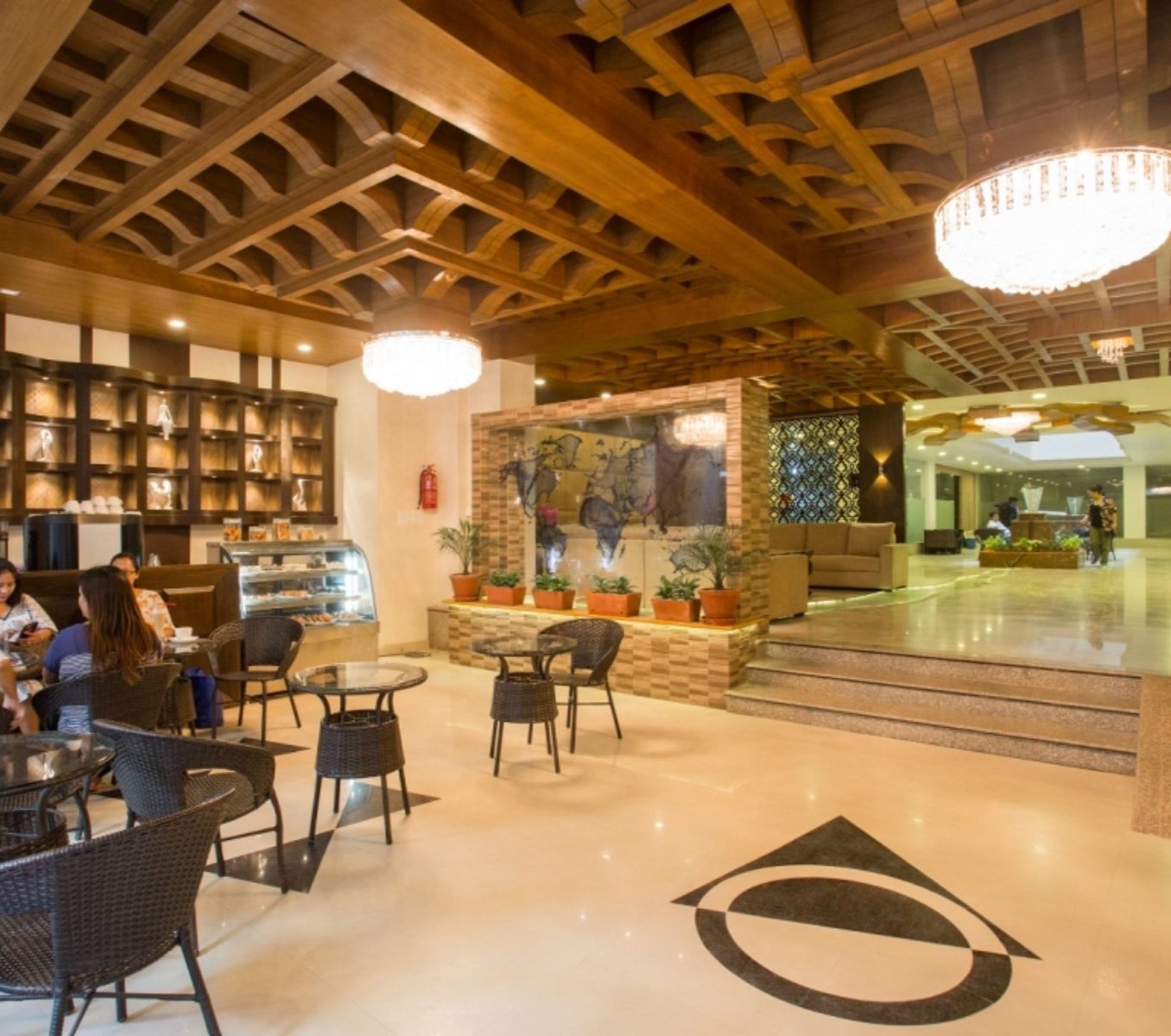 rondreis nepal, kathmandu, yatri suites and spa, lobby met koffiehoek