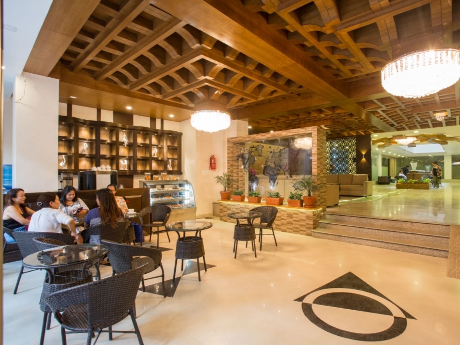 rondreis nepal, kathmandu, yatri suites and spa, lobby met koffiehoek