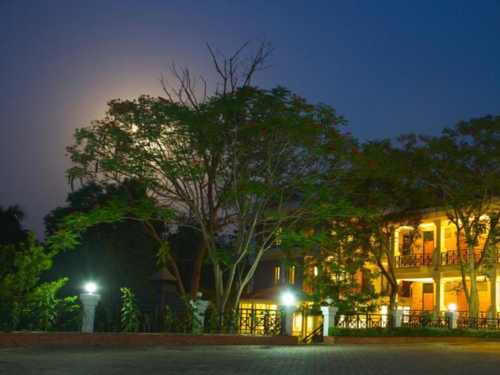 rondreis nepal, lumbini, buddha maya garden, buitenaanzicht avond