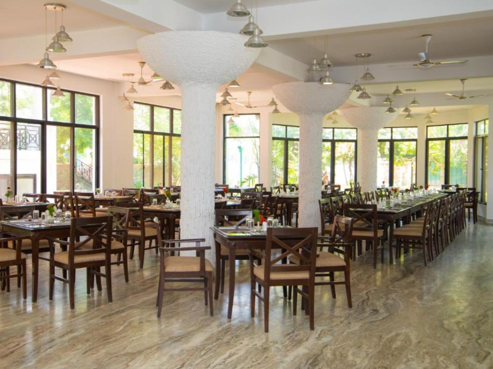 rondreis nepal, lumbini, buddha maya garden, restaurant
