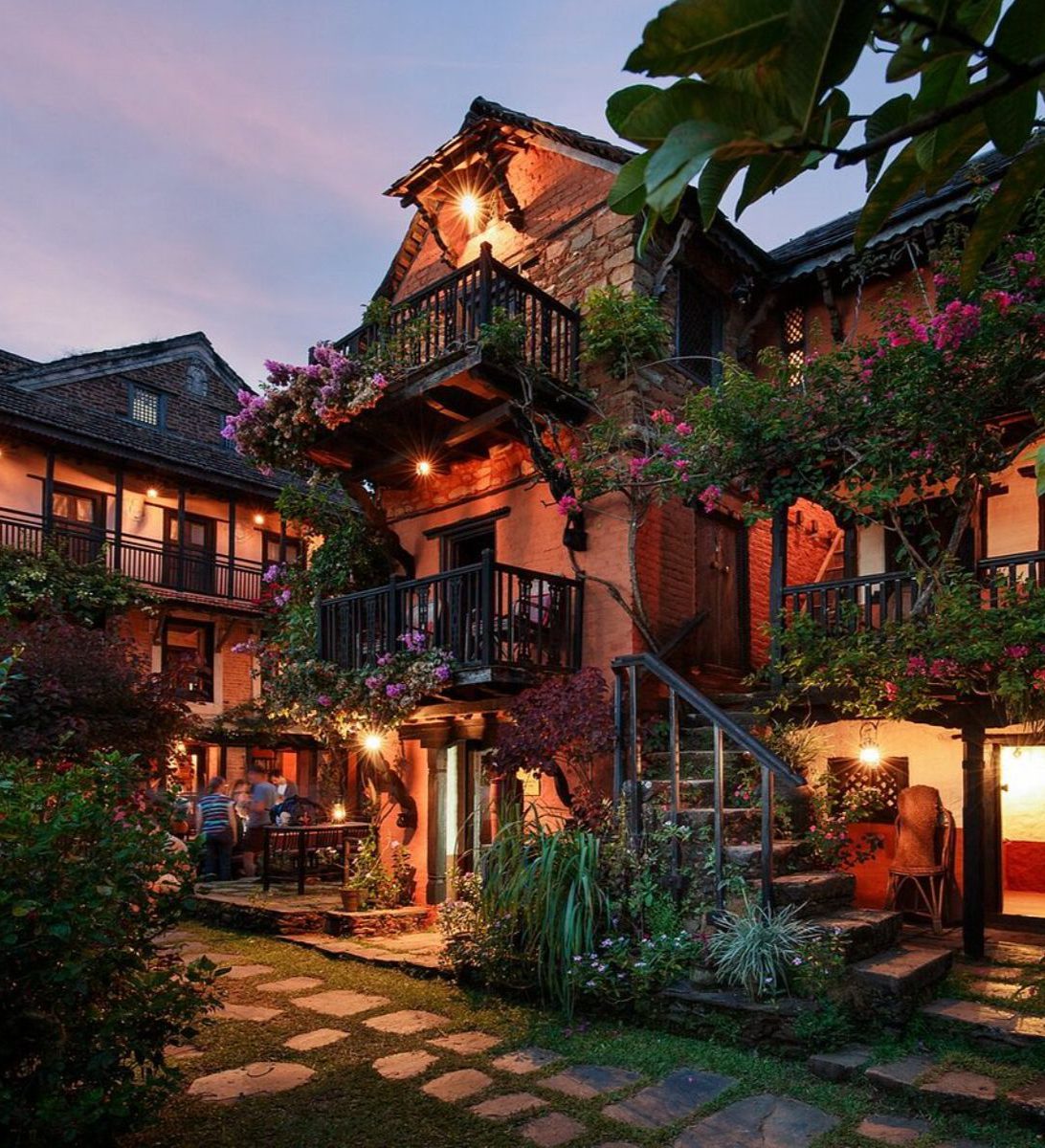 rondreis nepal, nuwakot, the famous farm, buitenaanzicht bij schemering