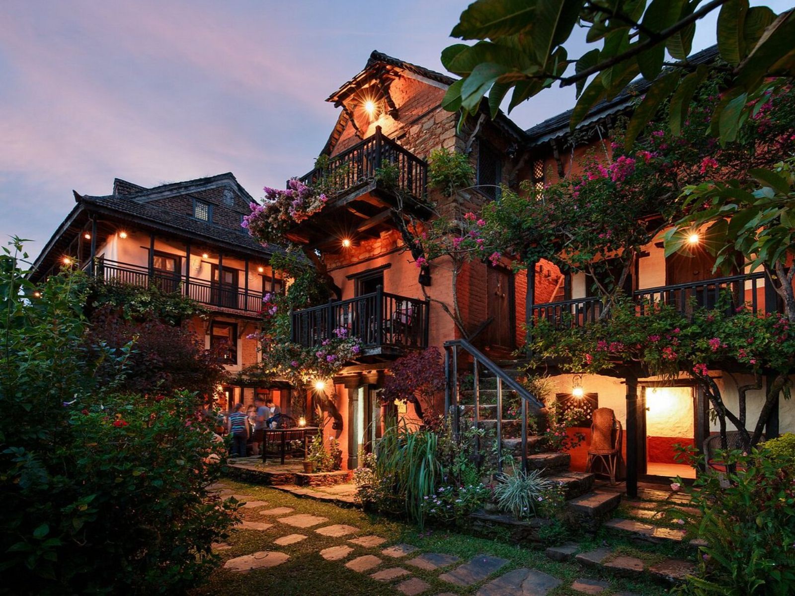 rondreis nepal, nuwakot, the famous farm, buitenaanzicht bij schemering