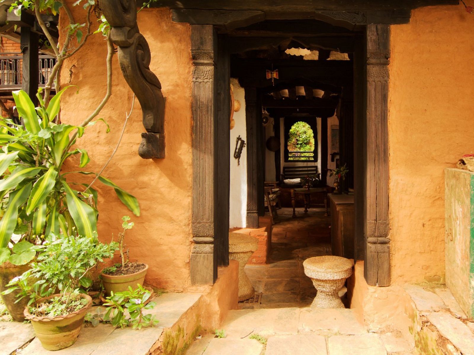 rondreis nepal, nuwakot, the famous farm, buitenaanzicht naar binnen kamer