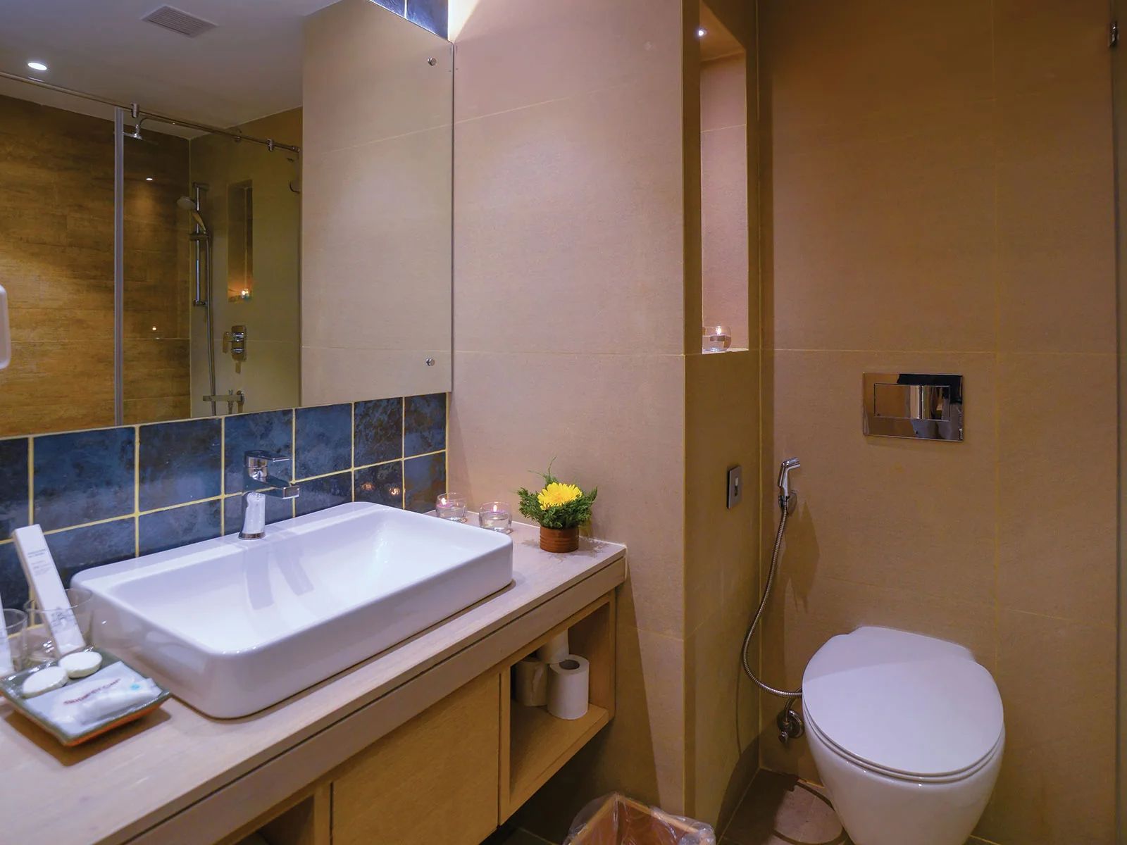 rondreis nepal, pokhara, hotel barahi, badkamer