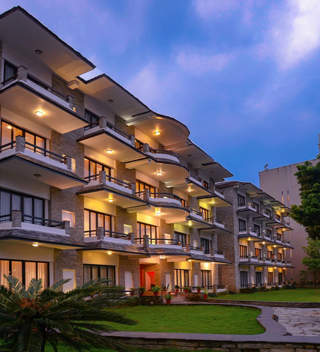 rondreis nepal, pokhara, hotel barahi, buiten