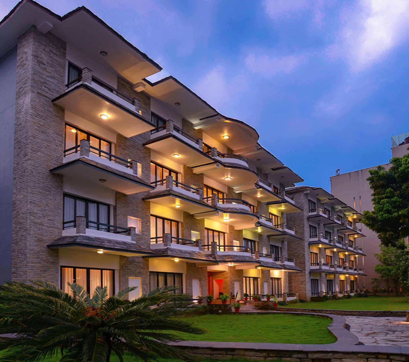rondreis nepal, pokhara, hotel barahi, buiten