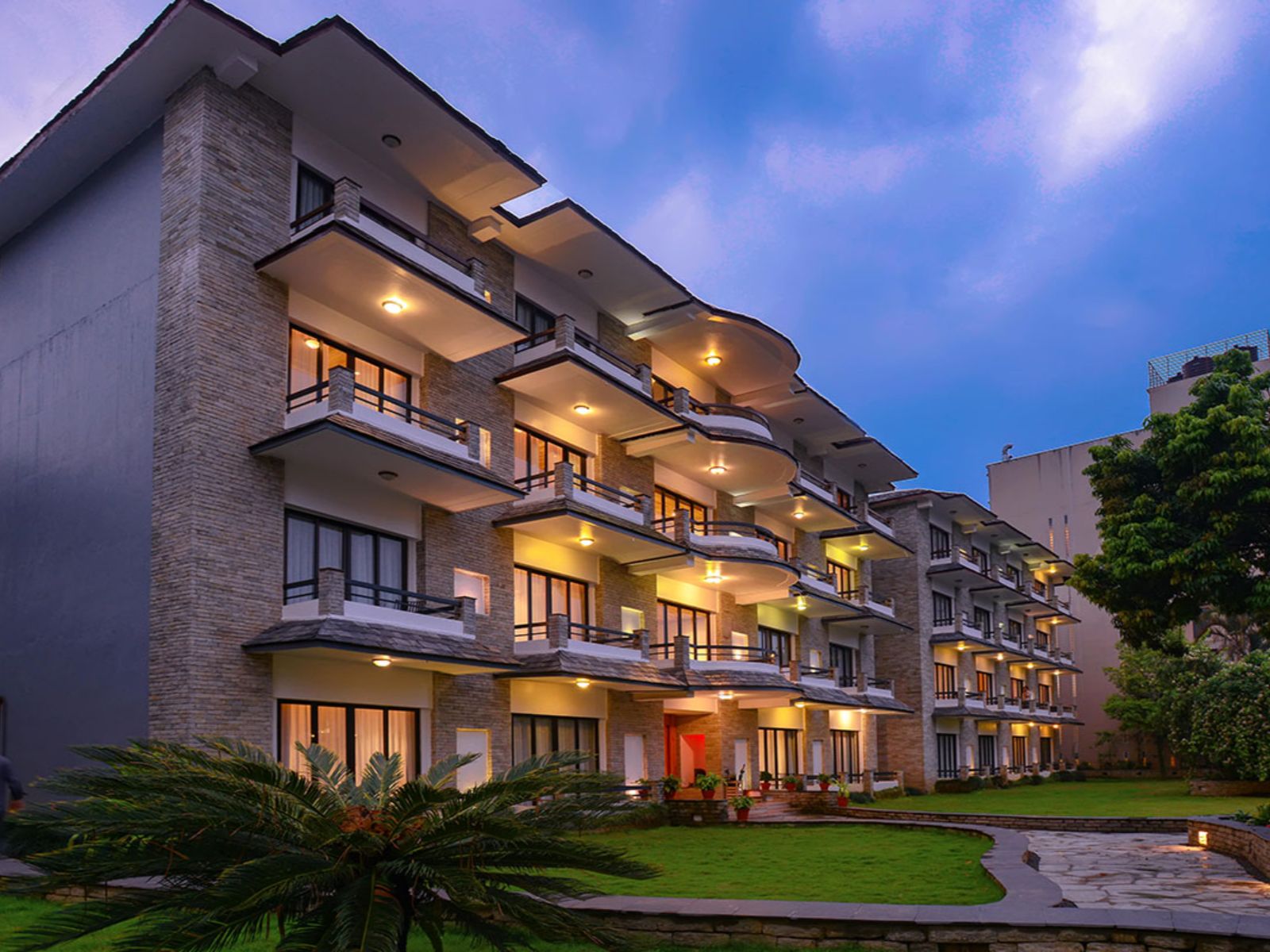 rondreis nepal, pokhara, hotel barahi, buiten