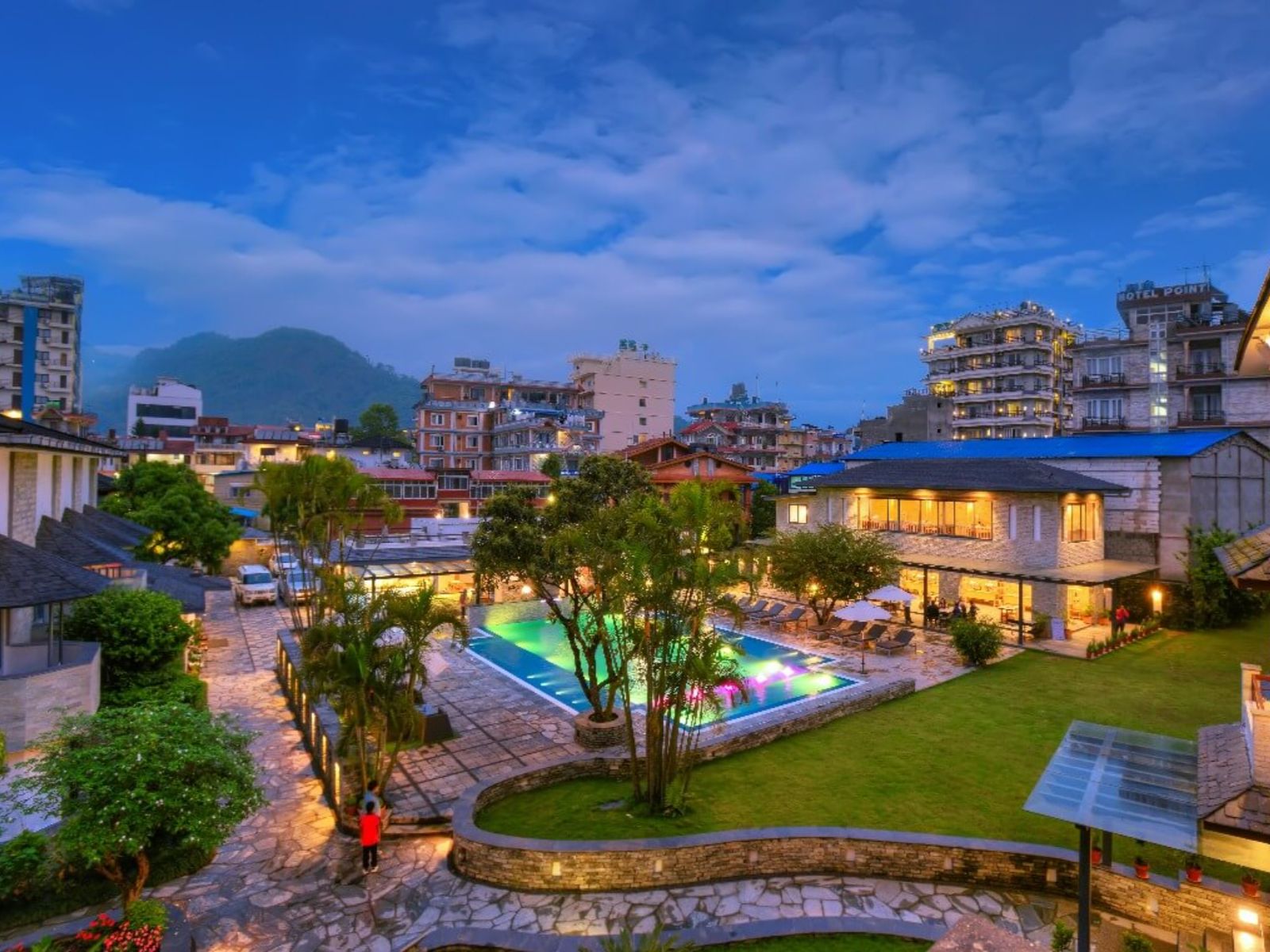 rondreis nepal, pokhara, hotel barahi, buitenaanzicht avond