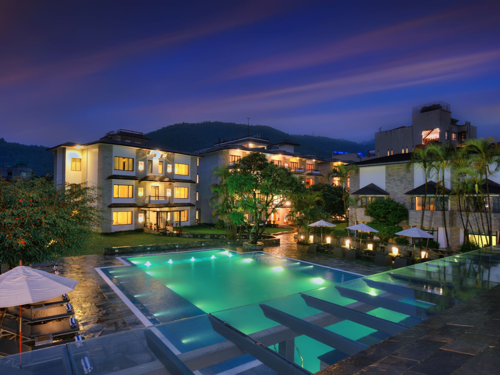 rondreis nepal, pokhara, hotel barahi, zwembad avond