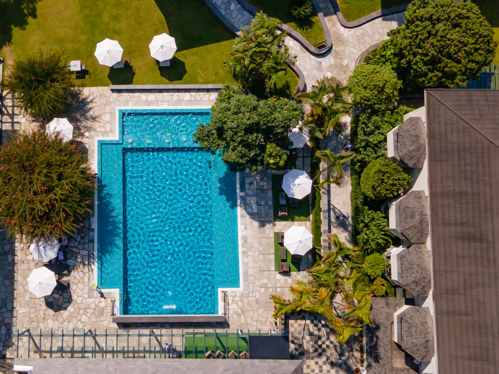 rondreis nepal, pokhara, hotel barahi, zwembad bovenaanzicht