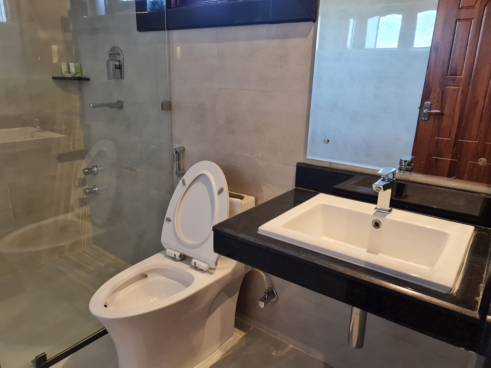 rondreis nepal, pokhara, hotel middle path, badkamer