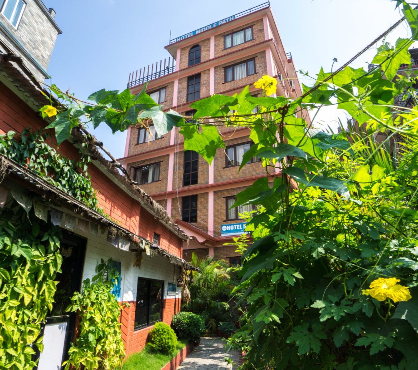 rondreis nepal, pokhara, hotel middle path, buitenaanzicht