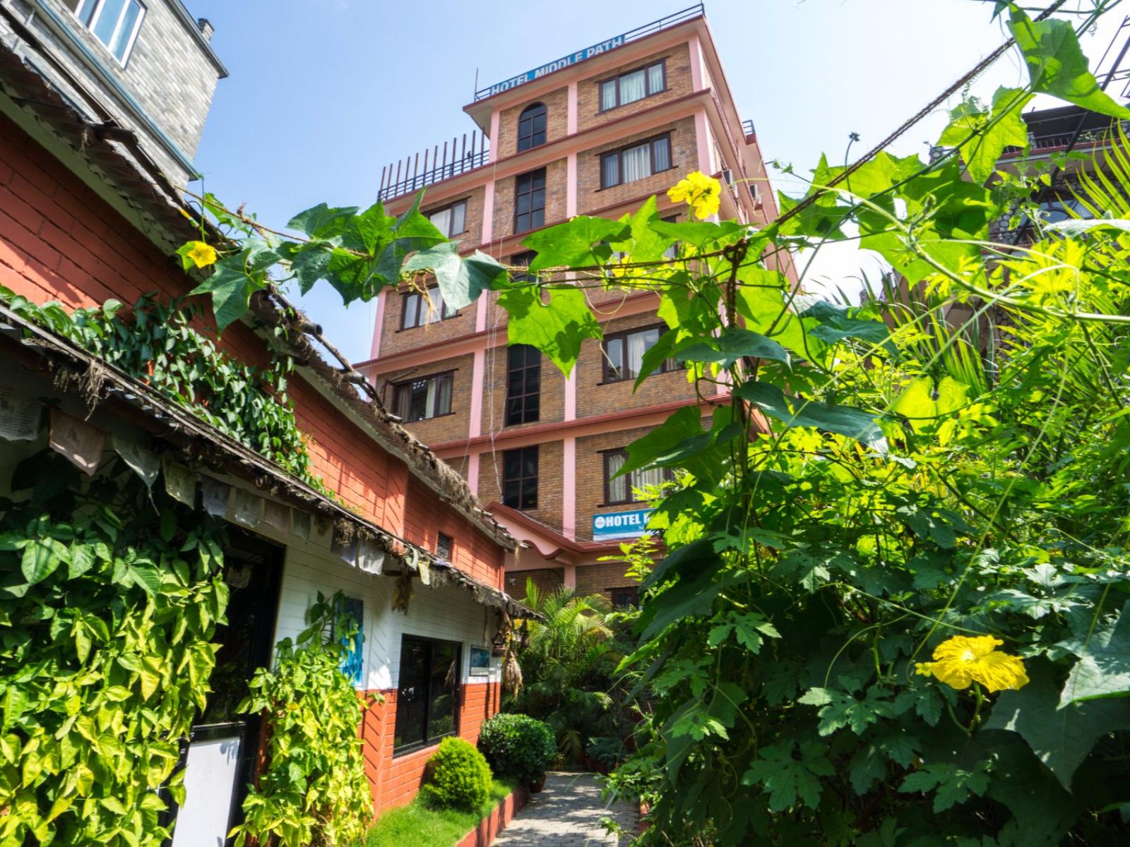rondreis nepal, pokhara, hotel middle path, buitenaanzicht