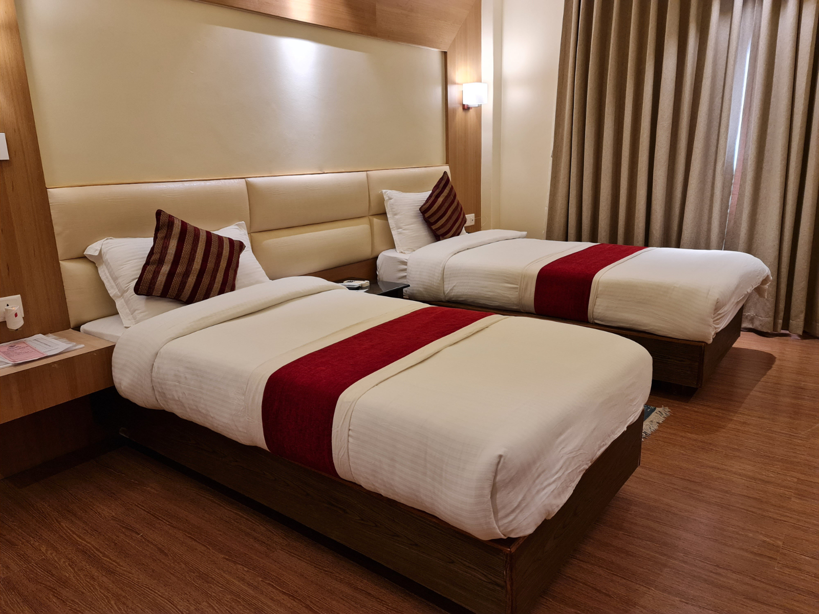 rondreis nepal, pokhara, hotel middle path, kamer met eenpersoonsbedden