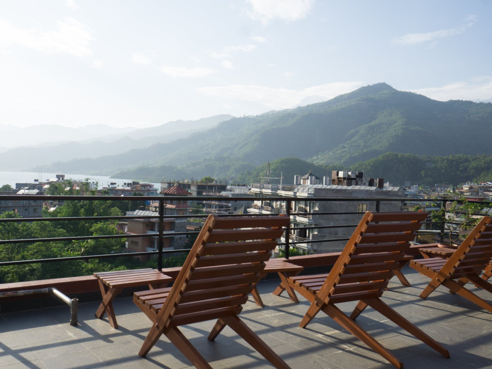 rondreis nepal, pokhara, hotel middle path, terras met uitzicht over de bergen