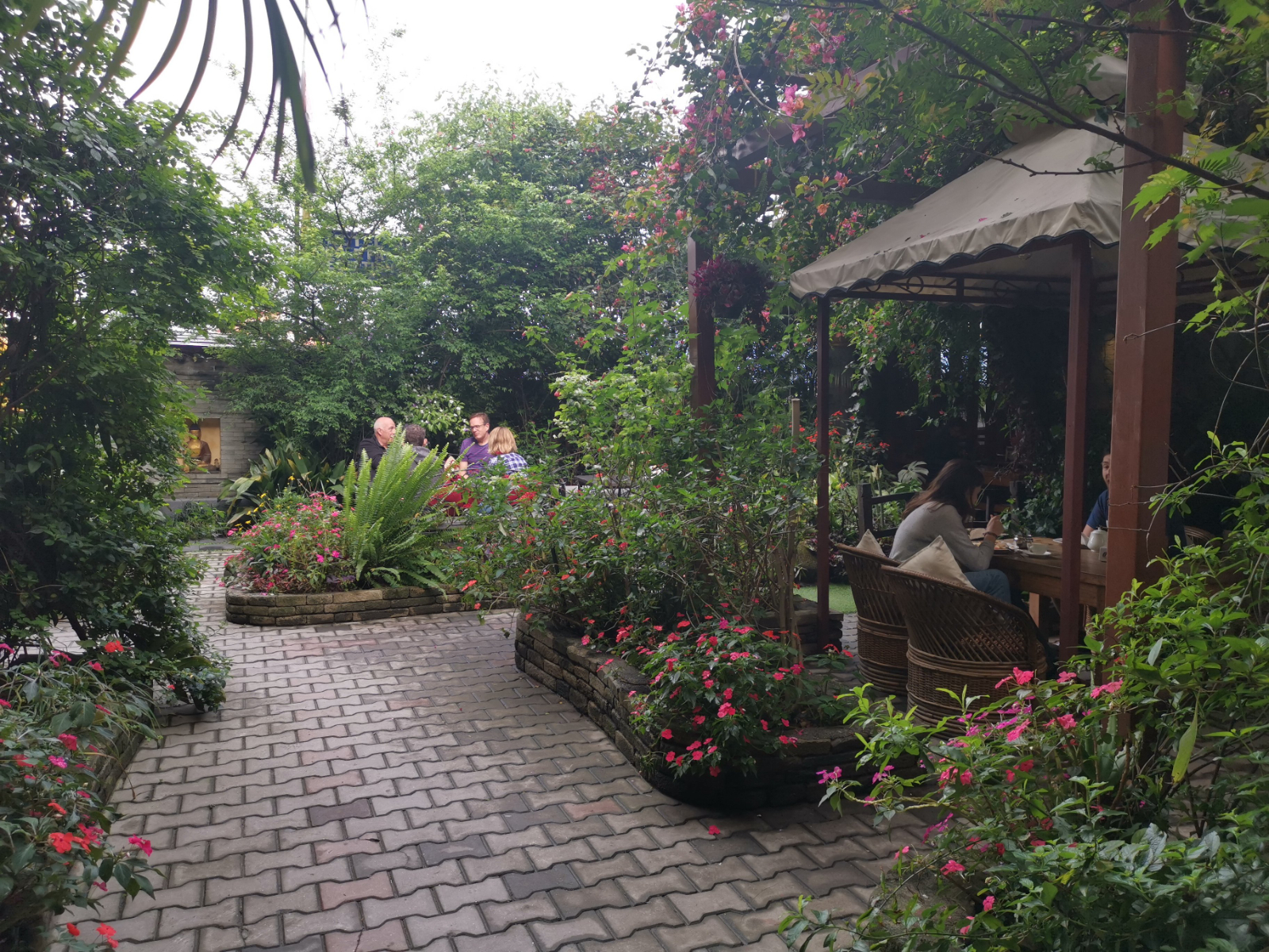 rondreis nepal, pokhara, hotel middle path, tuin