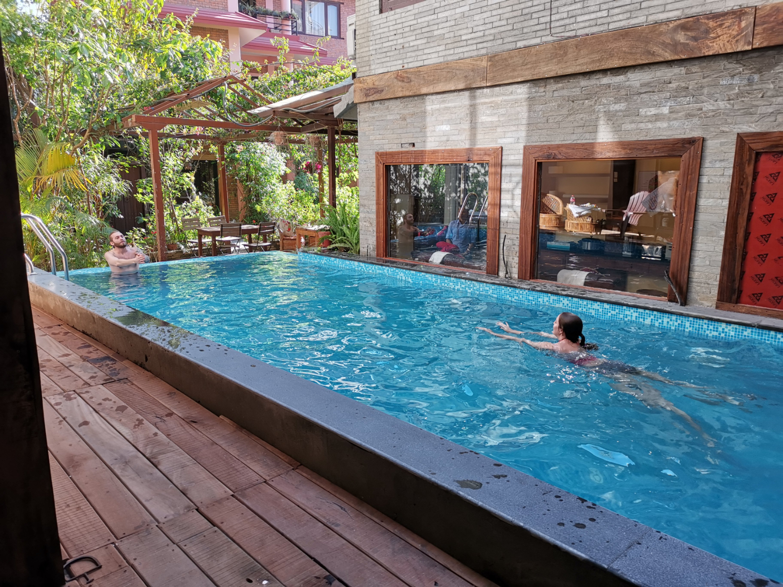 rondreis nepal, pokhara, hotel middle path, zwembad buiten