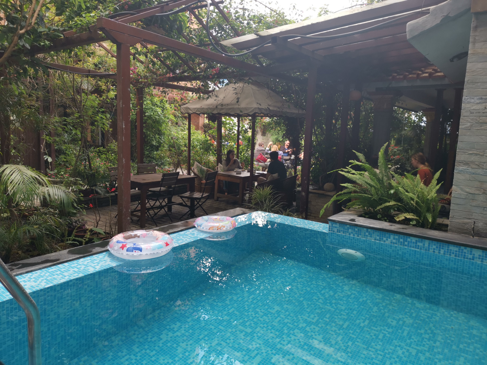 rondreis nepal, pokhara, hotel middle path, zwembad