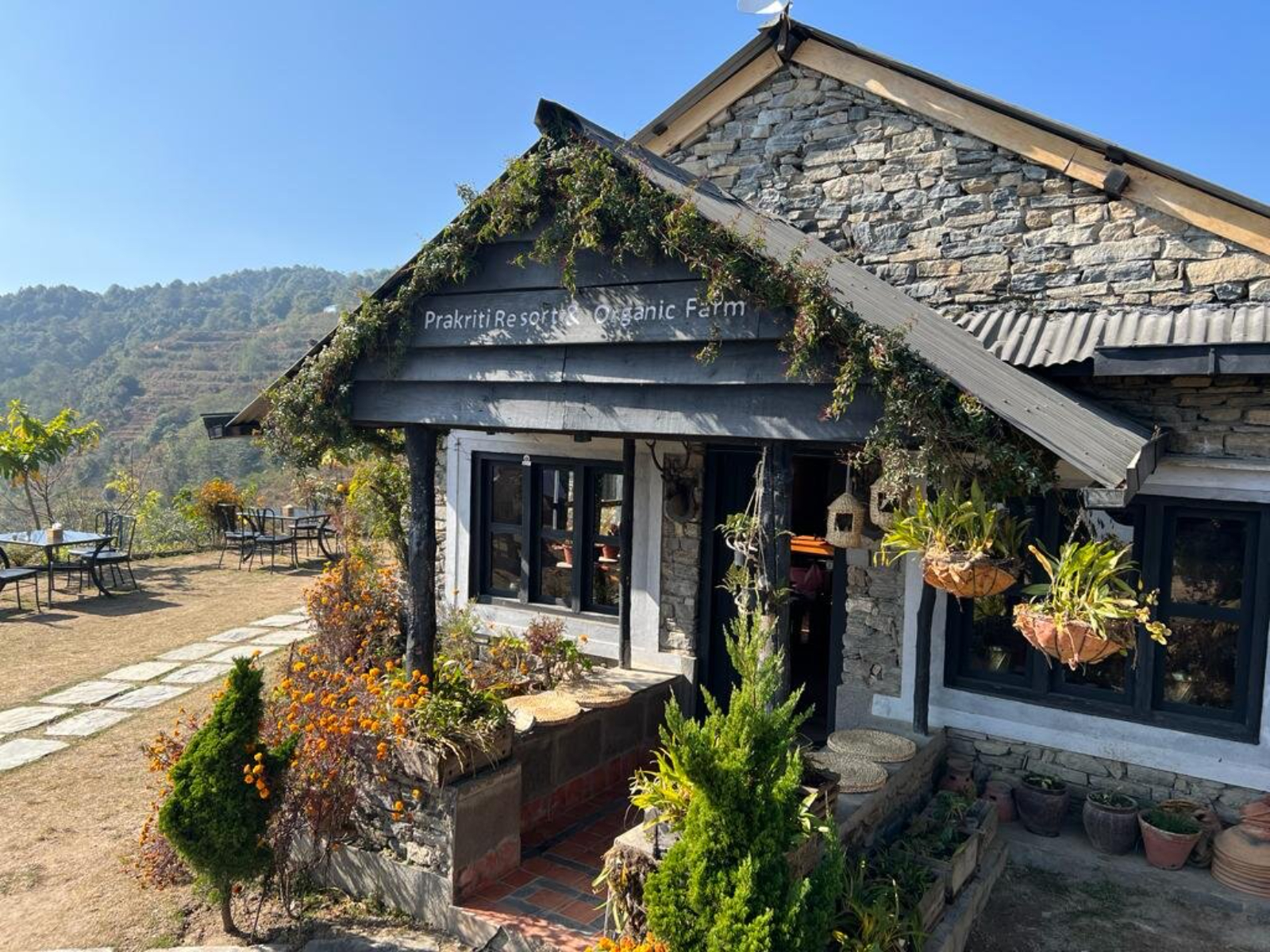 rondreis nepal, shivapuri, prakriti resort, buitenaanzicht