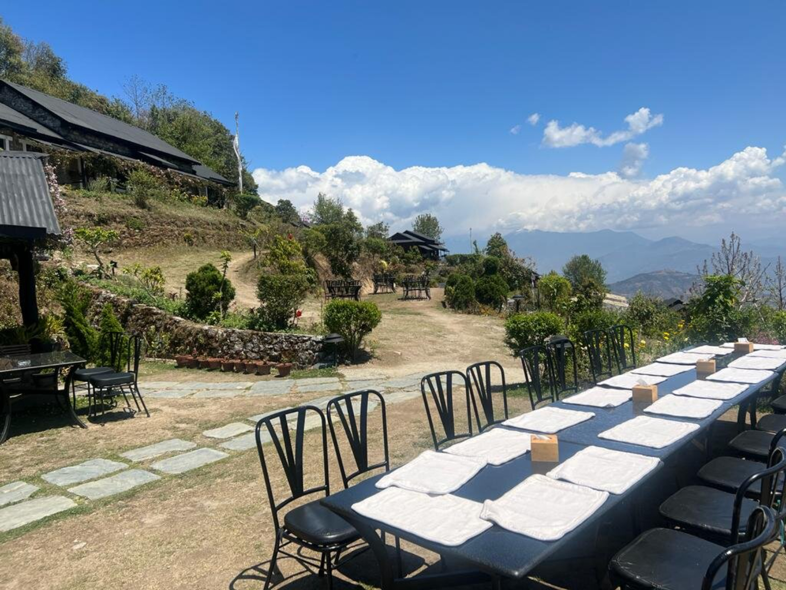 rondreis nepal, shivapuri, prakriti resort, eetgedeelte buiten met uitzicht