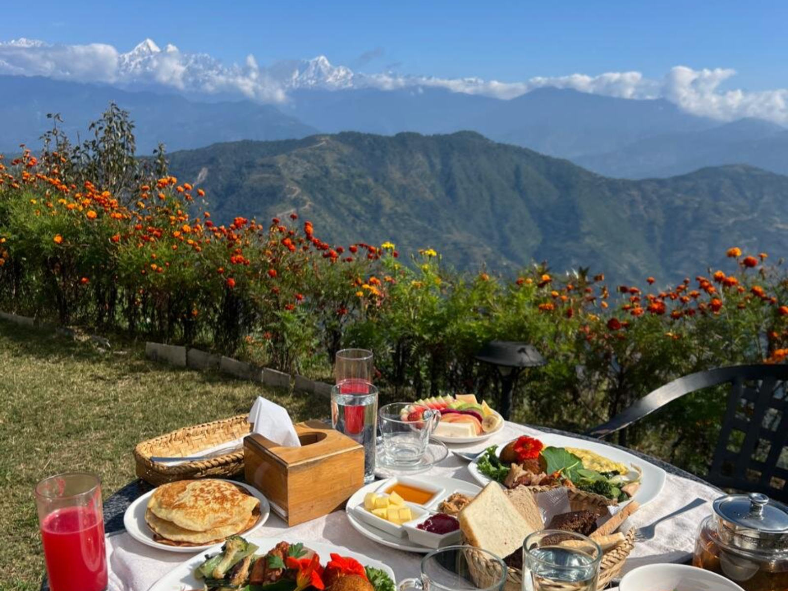 rondreis nepal, shivapuri, prakriti resort, ontbijt met uitzicht