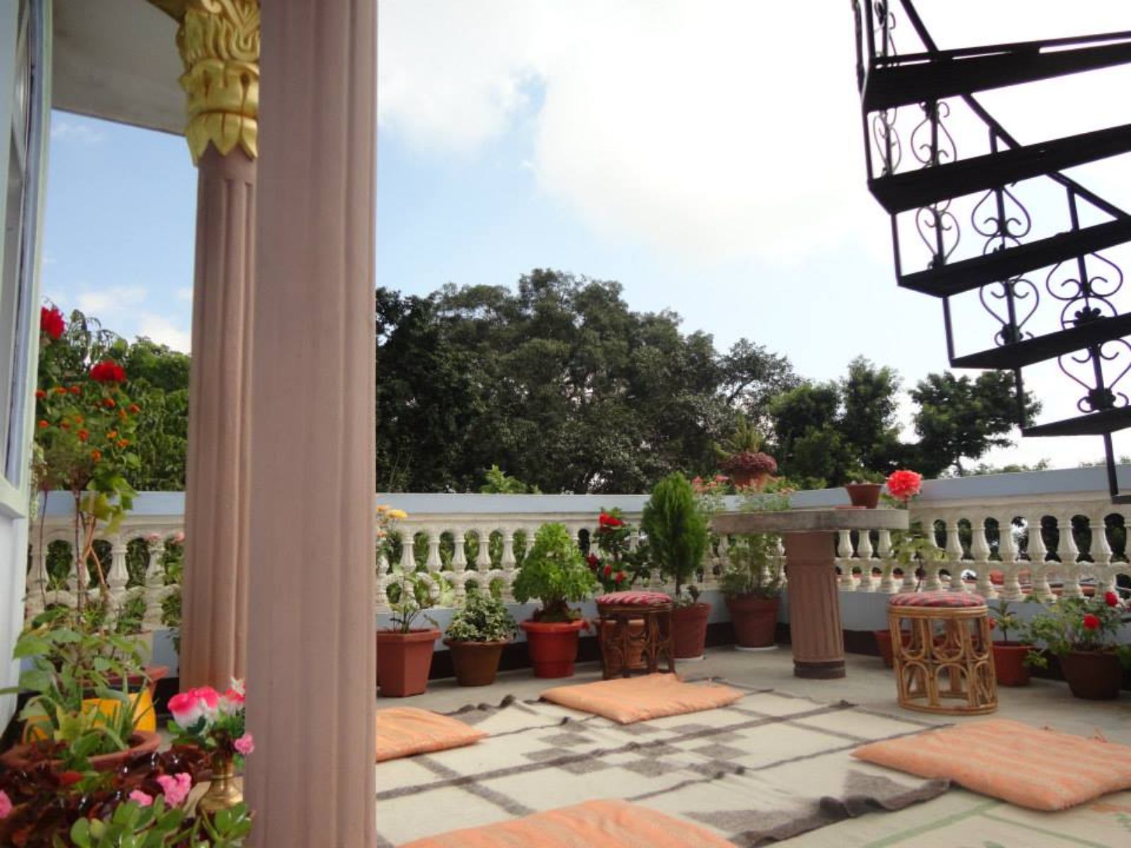 rondreis nepal, tansen, horizon home stay, buiten terras