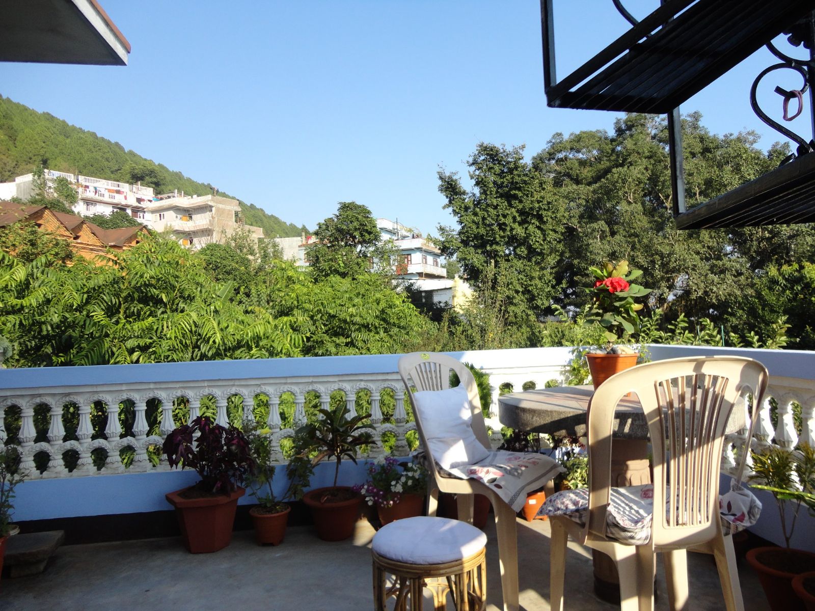 rondreis nepal, tansen, horizon home stay, terras met uitzicht over dorp
