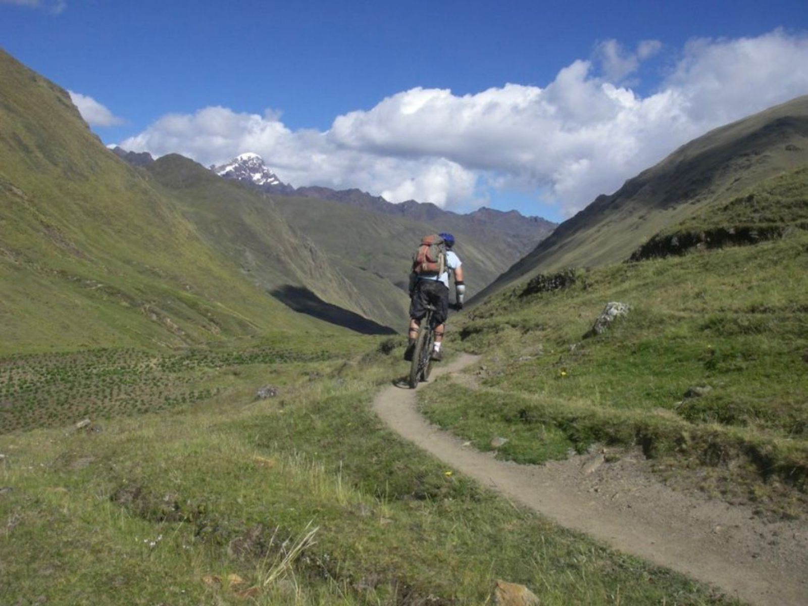 Heilige Vallei, excursie fietsen door de Heilige Vallei, mountainbiker in groene heuvels