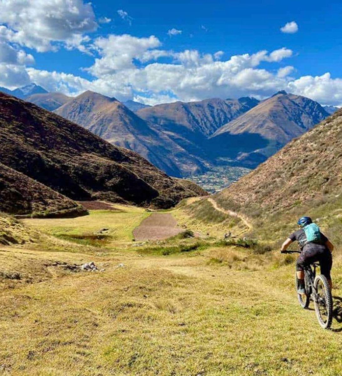 Heilige Vallei, excursie fietsen door de Heilige Vallei, mountainbiker in groene vallei