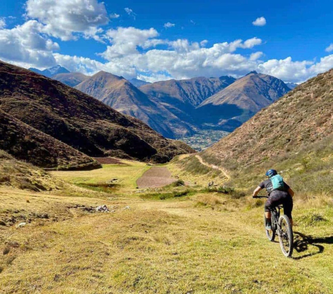 Heilige Vallei, excursie fietsen door de Heilige Vallei, mountainbiker in groene vallei