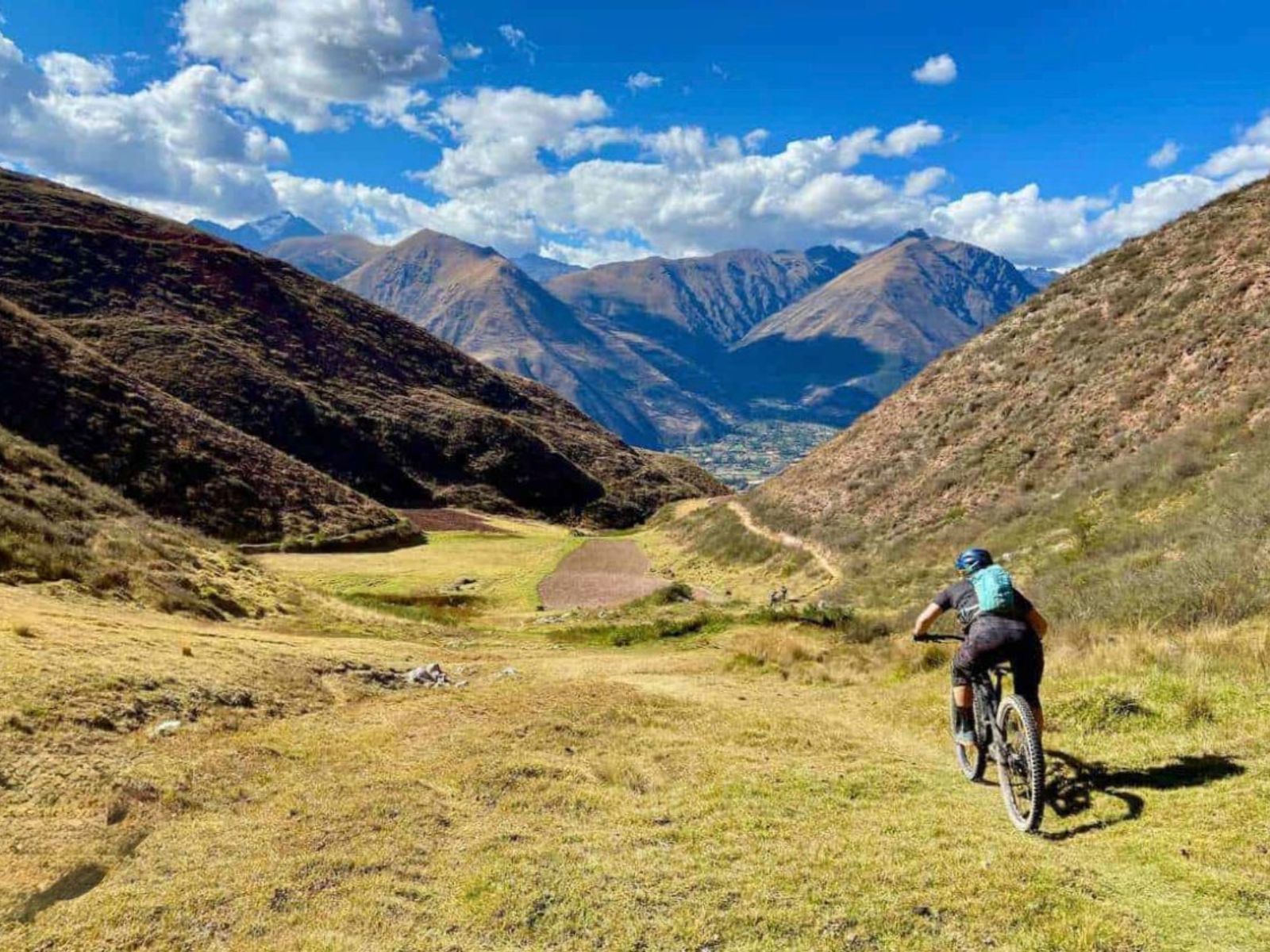 Heilige Vallei, excursie fietsen door de Heilige Vallei, mountainbiker in groene vallei