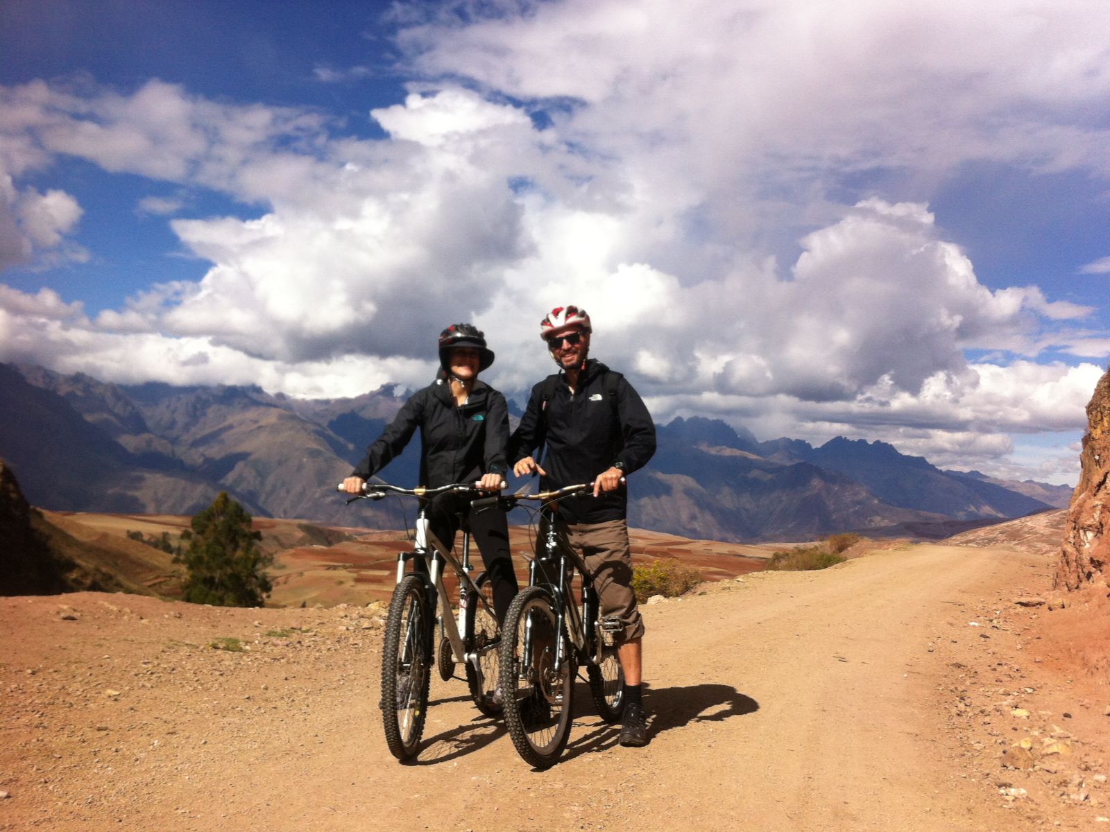 Heilige Vallei, excursie fietsen door de Heilige Vallei, mountainbikers op stoffig pad