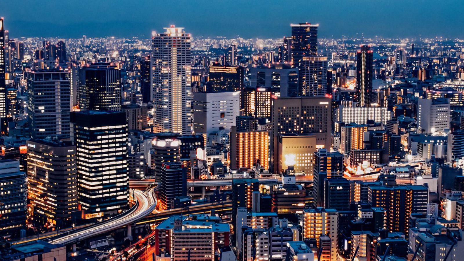 Rondreis Japan, Osaka, skyline tijdens de avond