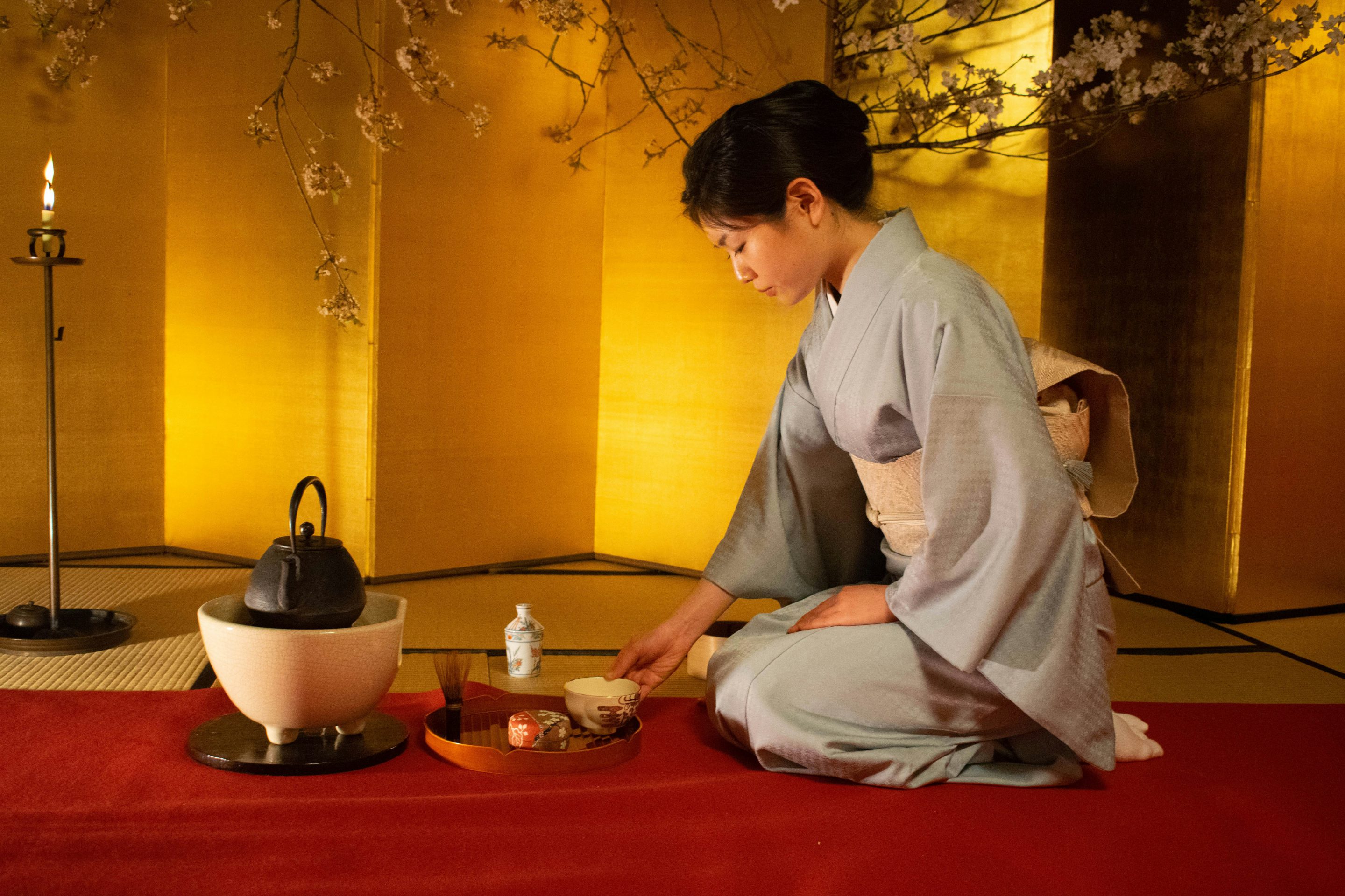 Kyoto, Thee Ceremonie, Vrouw op kleed doet de ceremonie