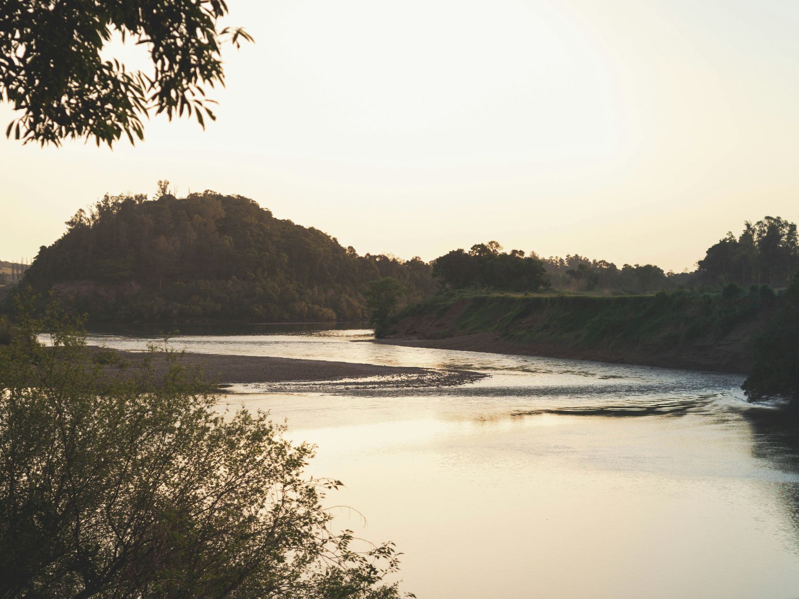 Rondreis Botswana, Kasana, excursie Chobe River Sunset Cruise, Rivier bij schemering