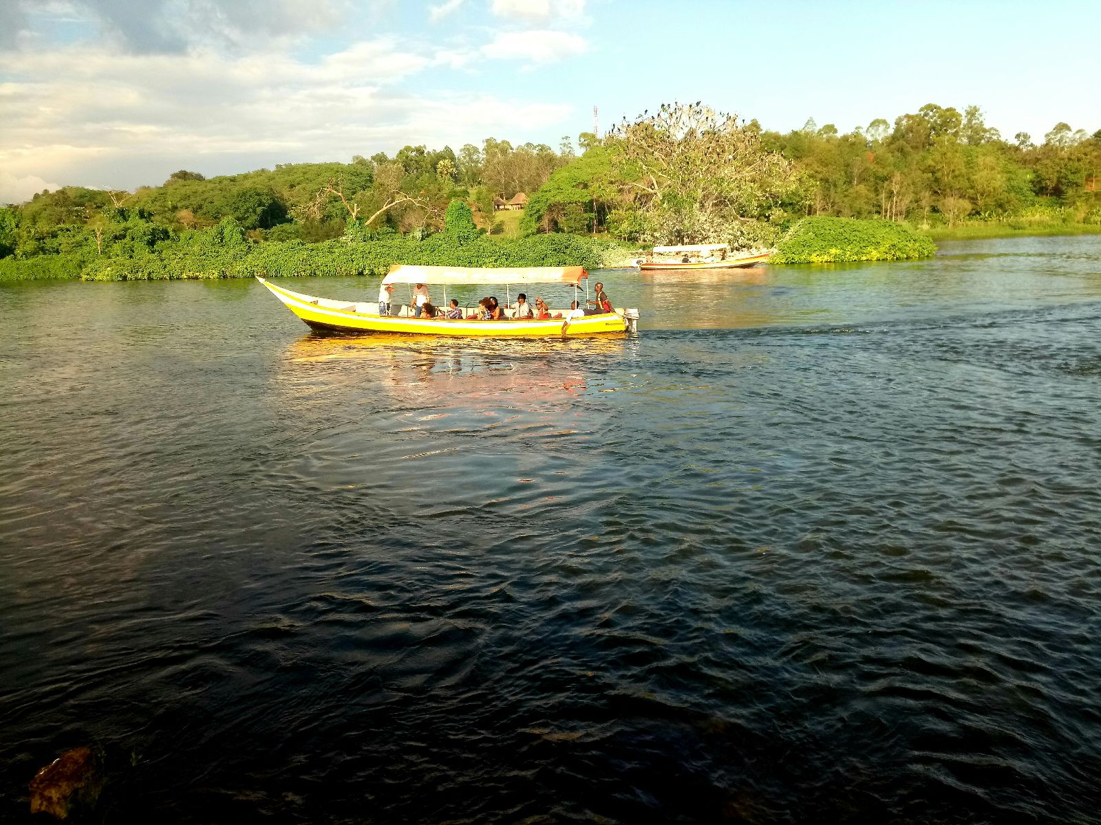 Rondreis Botswana, Kasana, excursie Chobe River Sunset Cruise, rivier met bootjes