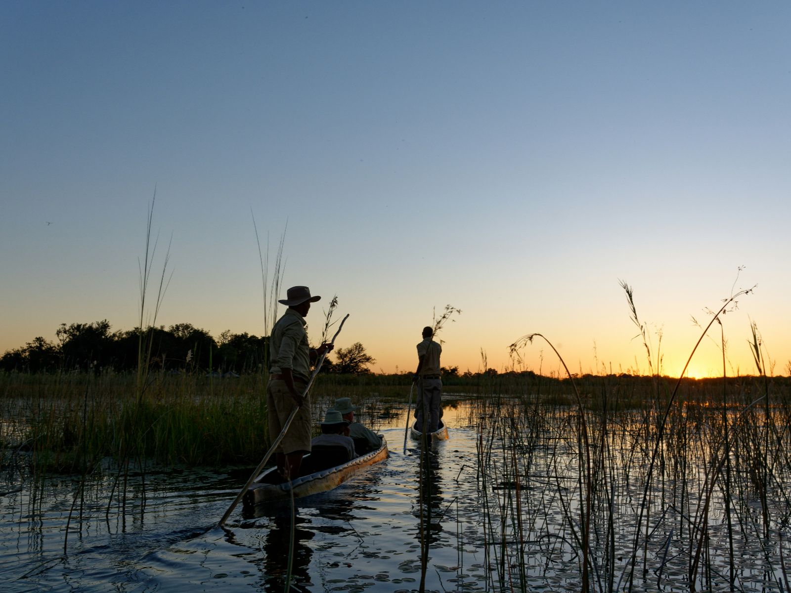 Rondreis Botswana, Maun, excursie Full Day Mokoro Tour, twee locals op de bootjes