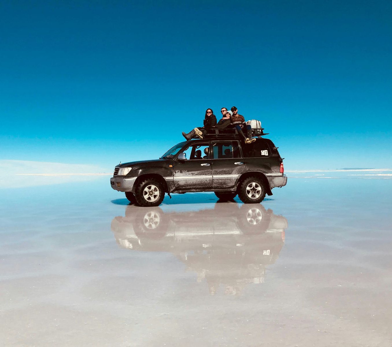 Rondreis Botswana, Maun, excursie Makgadikgadi Salt Pan Drive, auto in het zout