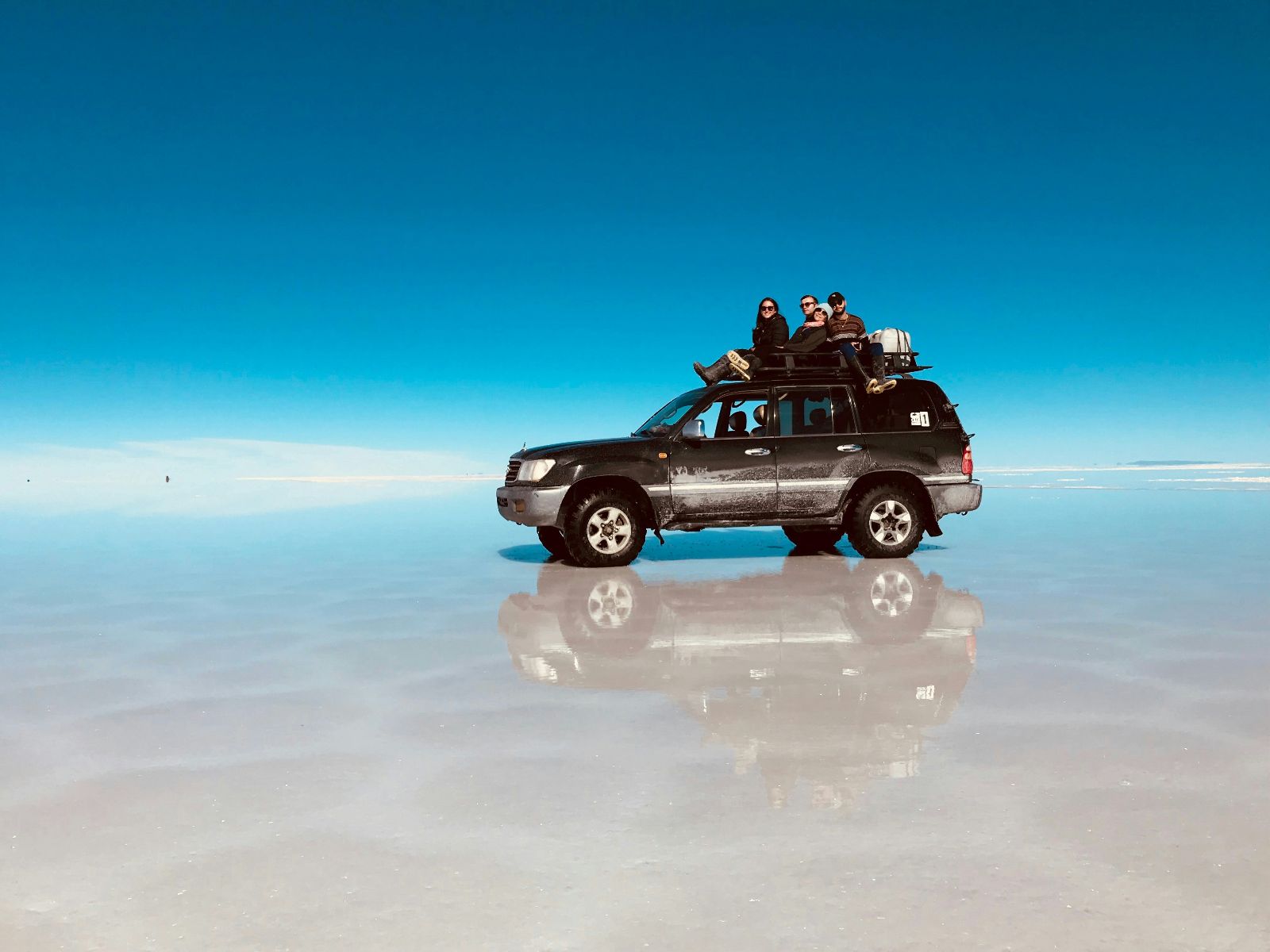Rondreis Botswana, Maun, excursie Makgadikgadi Salt Pan Drive, auto in het zout
