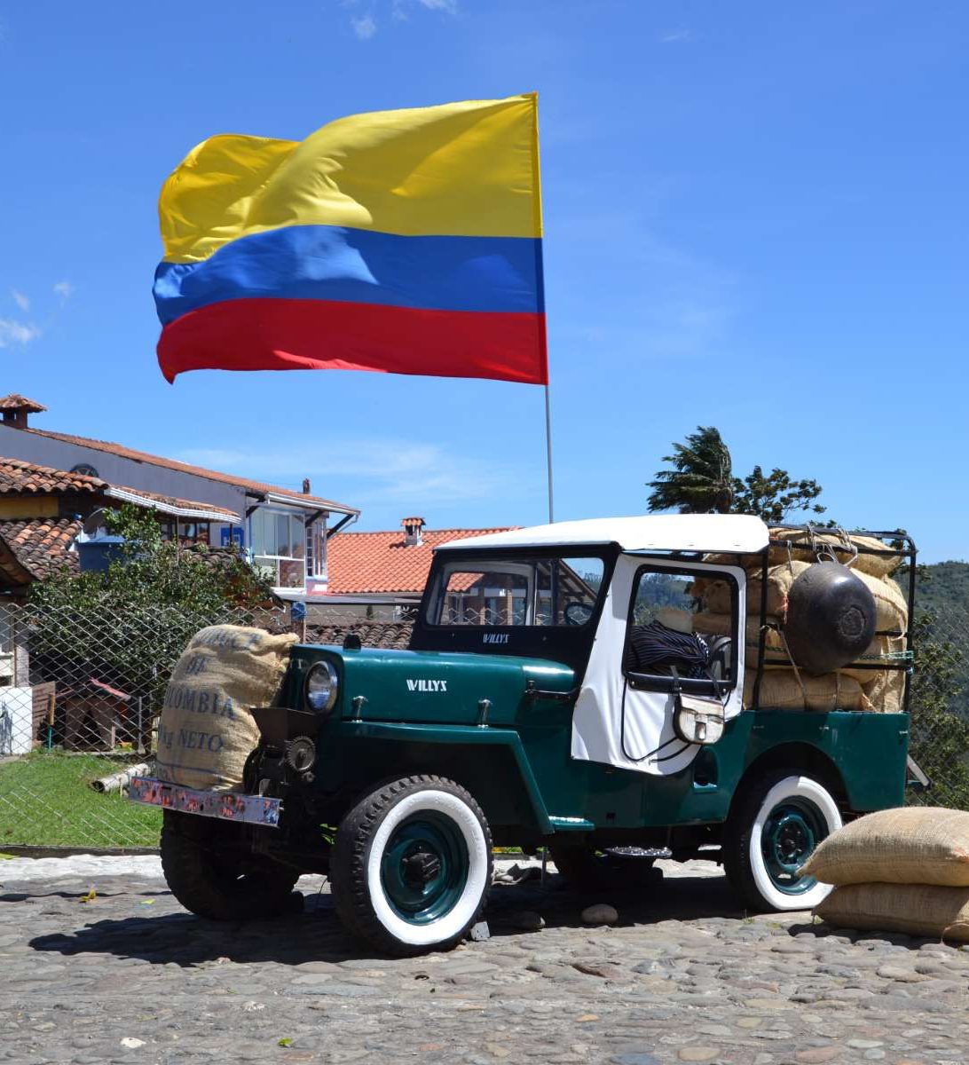 Rondreis Colombia, Armenia, excursie per jeep naar Valle de Cocora en Salento, foto van een jeep met Colombiaanse vlag