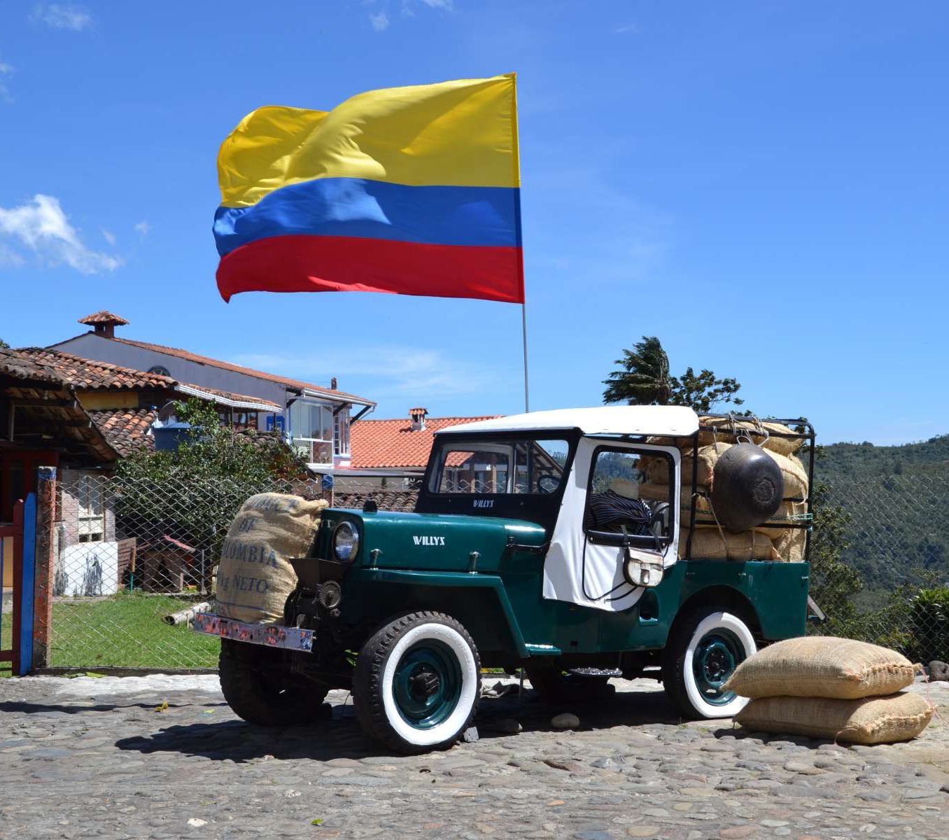 Rondreis Colombia, Armenia, excursie per jeep naar Valle de Cocora en Salento, foto van een jeep met Colombiaanse vlag