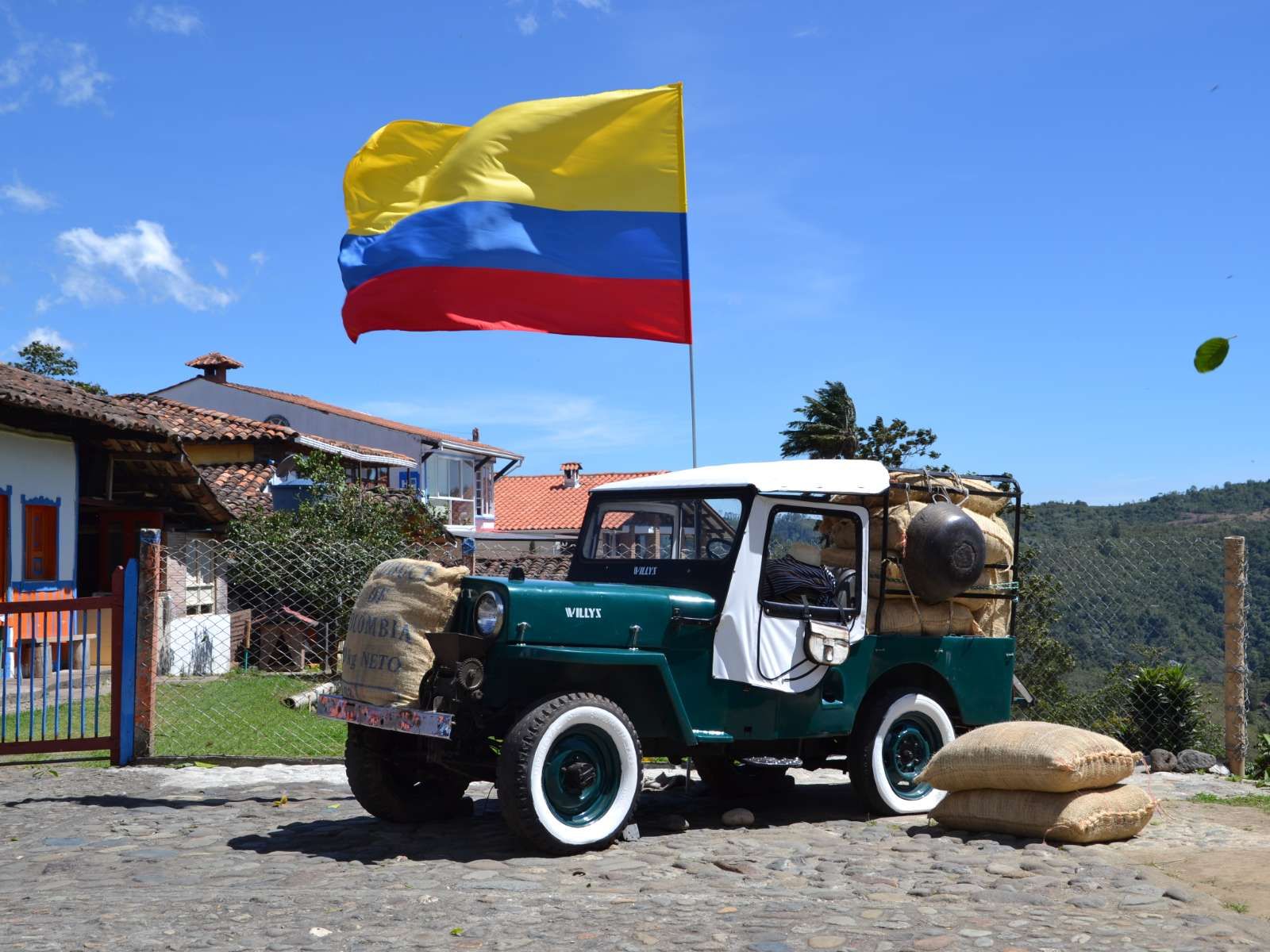 Rondreis Colombia, Armenia, excursie per jeep naar Valle de Cocora en Salento, foto van een jeep met Colombiaanse vlag