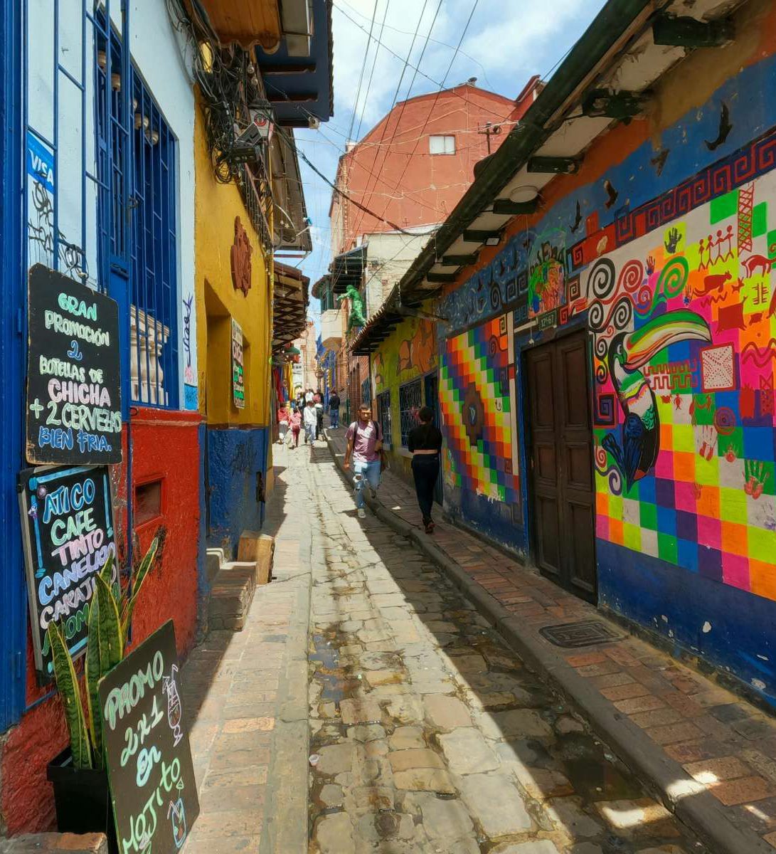 Rondreis Colombia, Bogotá, excursie Bogotá Local Style, zijstraat Bogotá met kleurrijke gebouwen