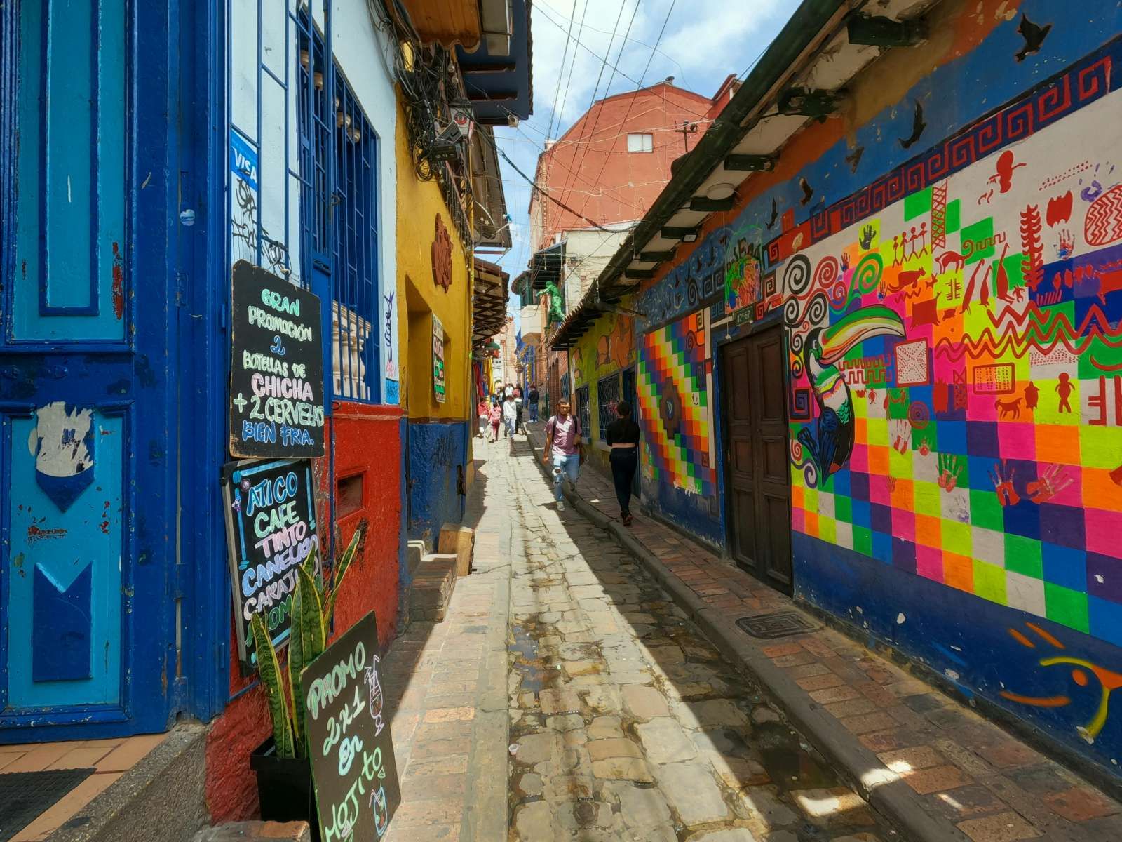 Rondreis Colombia, Bogotá, excursie Bogotá Local Style, zijstraat Bogotá met kleurrijke gebouwen