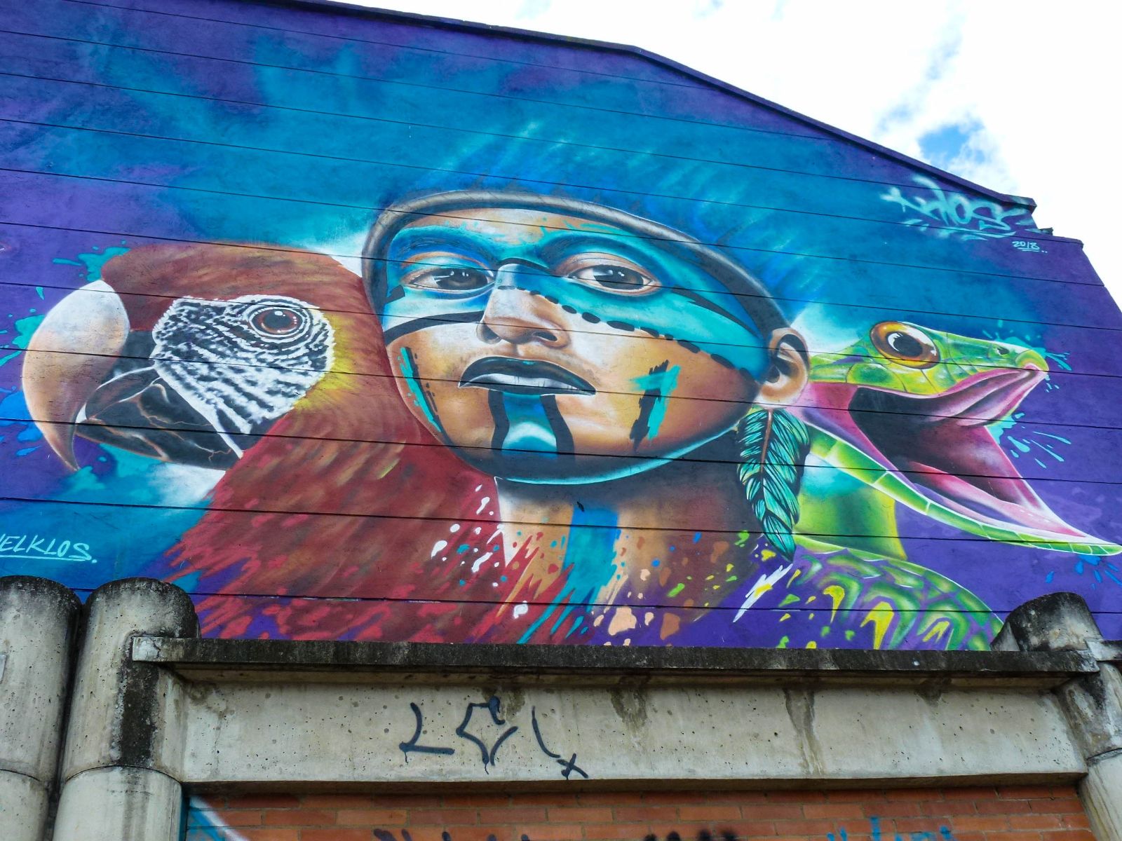 Rondreis Colombia, Bogotá, excursie Street art tour, man met dieren