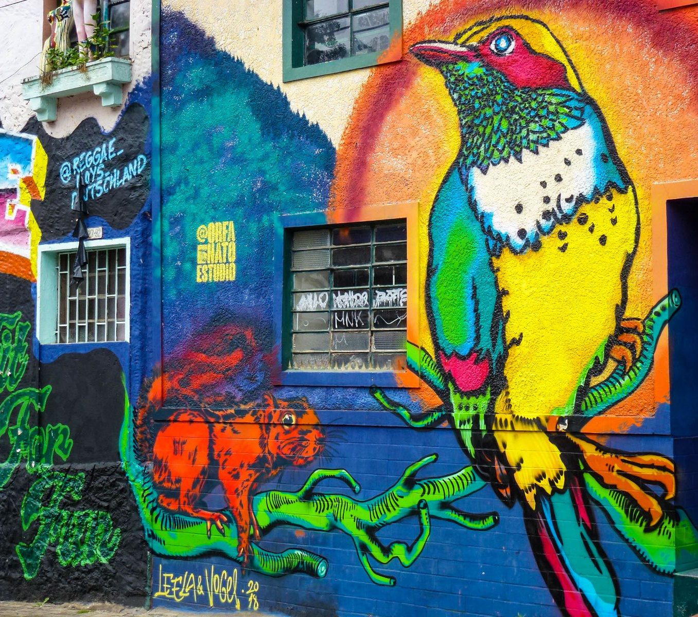 Rondreis Colombia, Bogotá, excursie Street art tour, neonkleuren street art